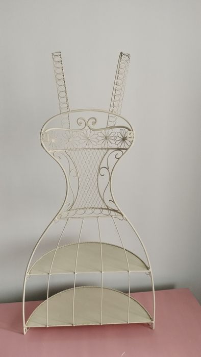 Suporte de bijuteria com silhueta feminina