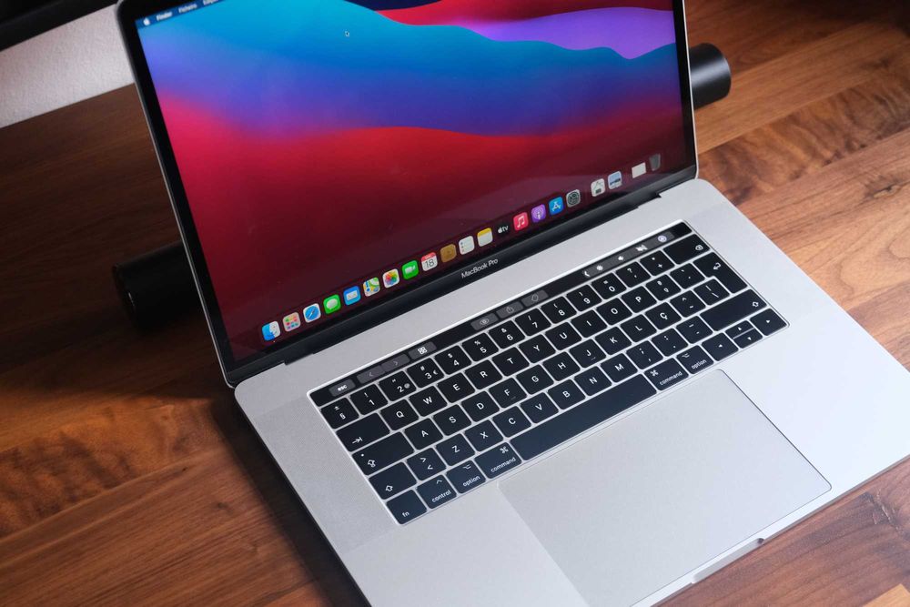 Apple Macbook Pro 15'' 2017 Touchbar i7/16GB/256GB SSD/Radeon Pro 555