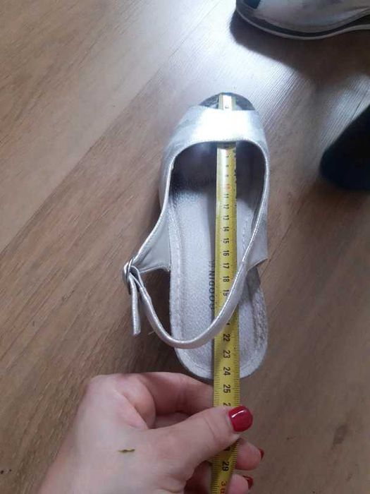 Śliczne sandały na koturnie r.40