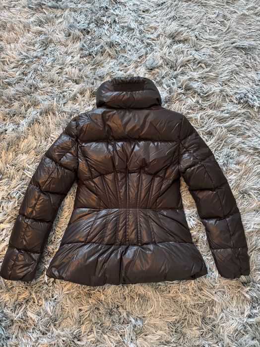 Czarna taliowana kurtka Moncler
