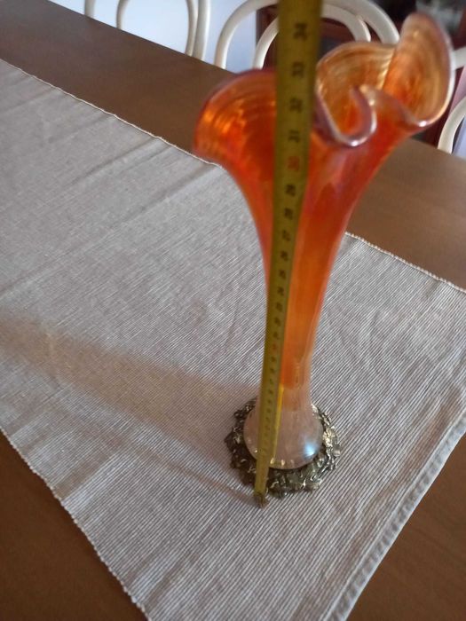 Jarra de vidro com base em bronze