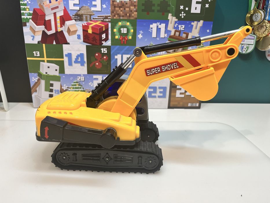 Lefei, Smiki wywrotka z koparka