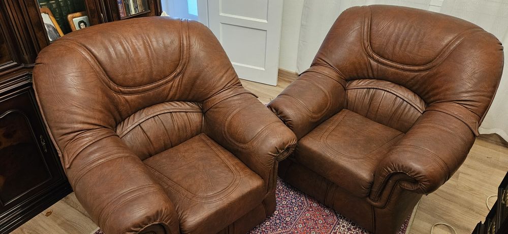 2  Poltronas em pele sintética pouco uso