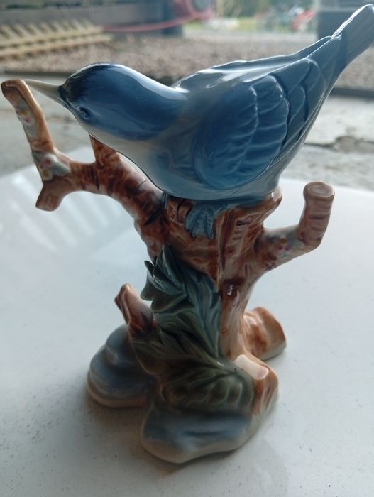 Figurka porcelanowa niebieskiego ptaka.