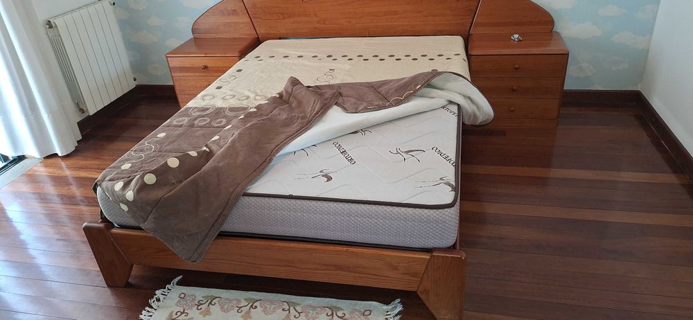 Cama casal, 2 mesas de cabeceira, Estrado, Colchão, Cómoda e Espelho