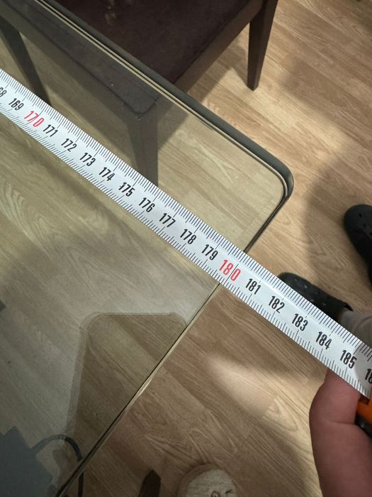 Mesa de 8 cadeiras com tampo em vidro
