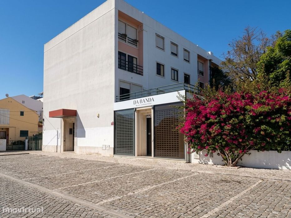 T3 Remodelado em Condomínio Privado com Jardim e Box para 2 Carros