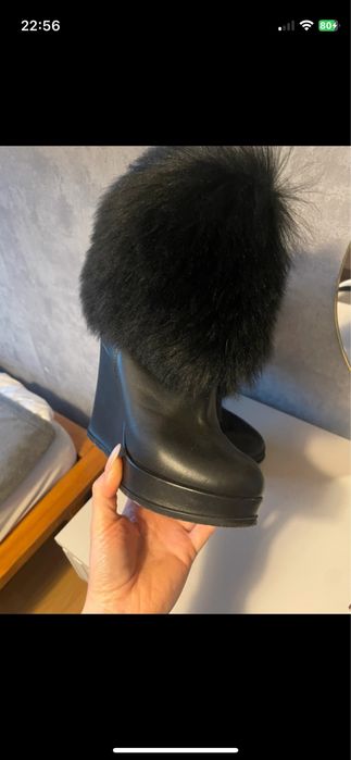 Botki skórzane na koturnie z sztucznym futrem