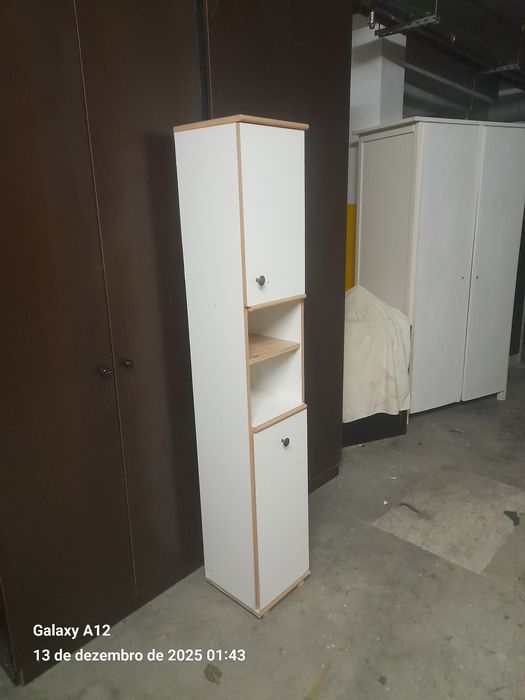 Móvel alto e estreito