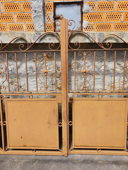 Portão exterior em bom estado