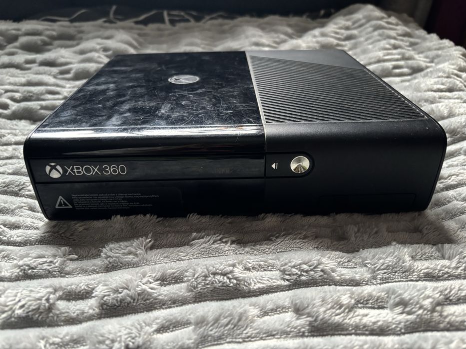 REZERWACJA Xbox360+kinect+2 pady+4 gry