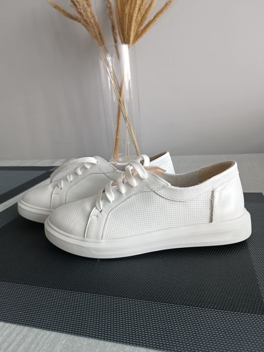 Біленькі стильні кеди.