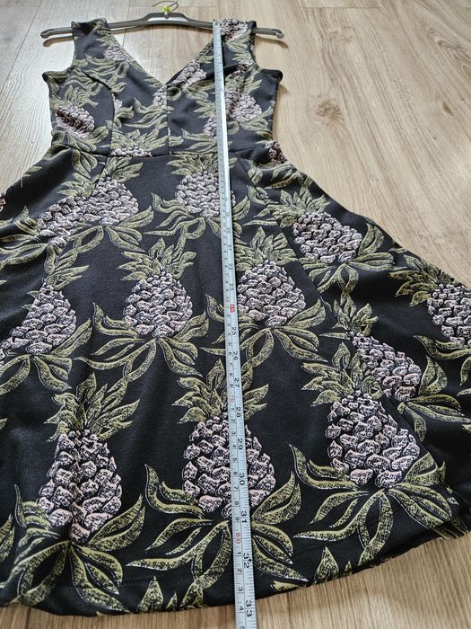 Śliczna rozkloszowana sukienka w ananasy h&m dekolt V rozkloszowana