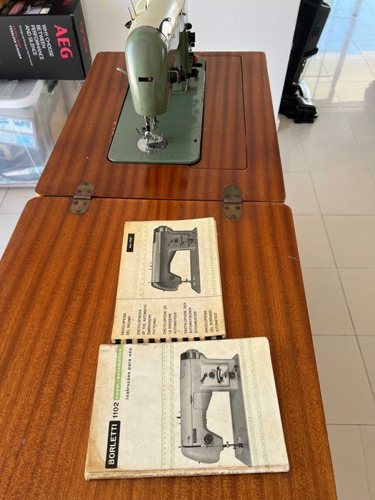 Maquina de Costura Borletti com móvel