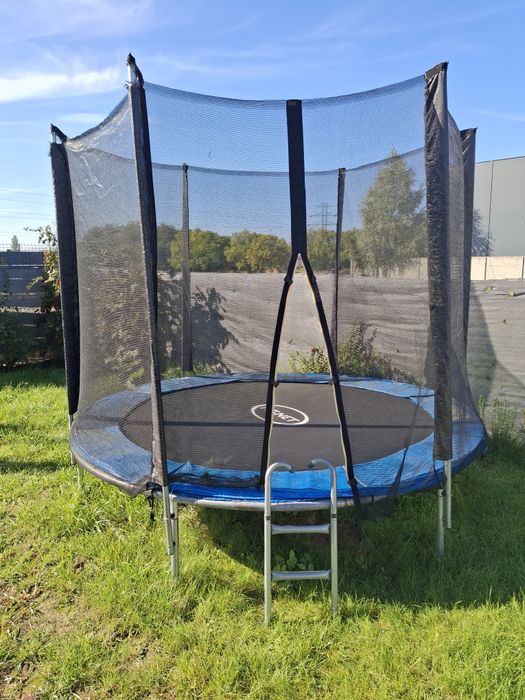 Trampolina ogrodowa.