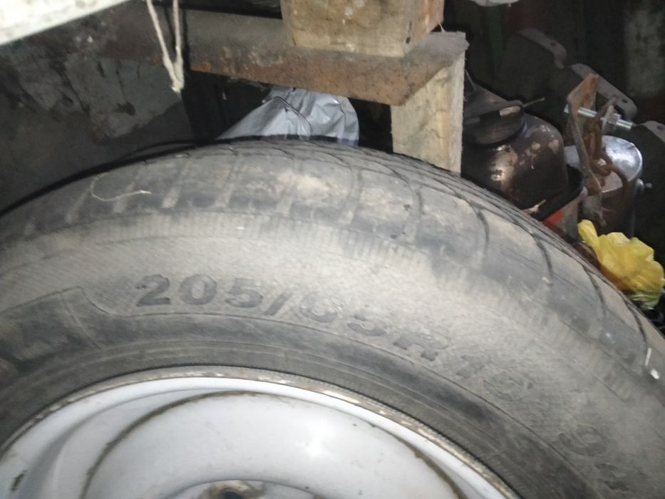 Продам зимову гуму 215/65 r16 та ще