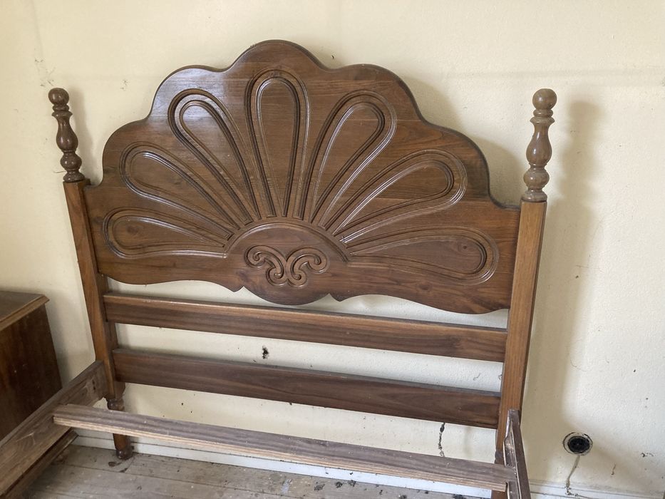 Cama de casal e mesas de cabeceira