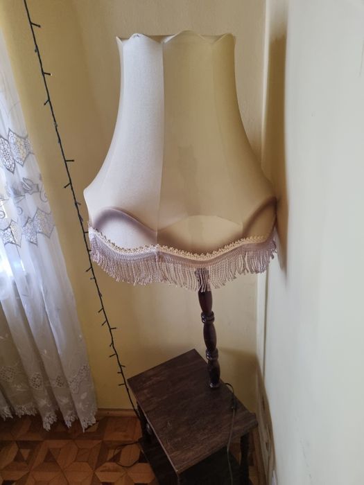 Lampka nocna ze stolikiem i szufladką