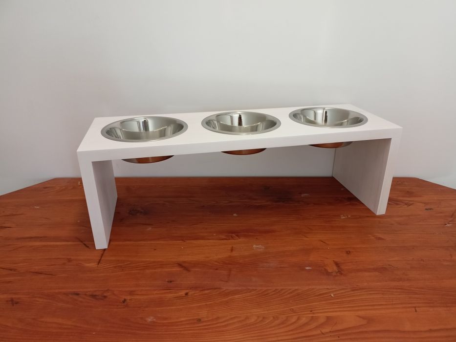 Stojak drewniany z miskami dla  dużego psa