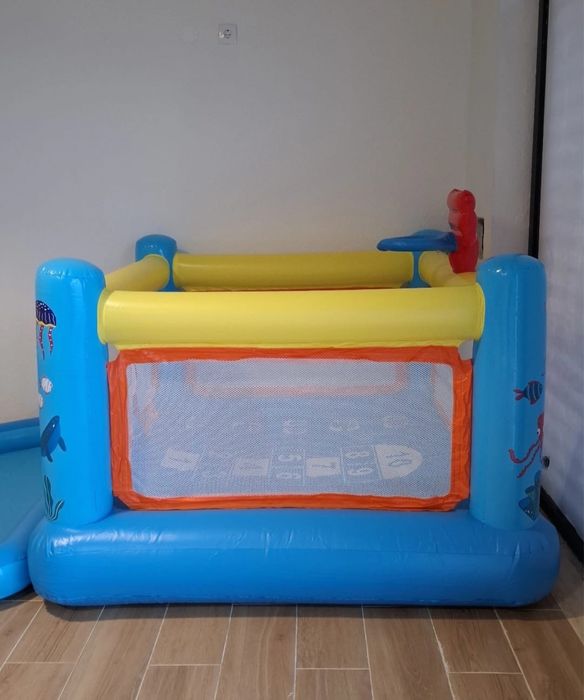 Mini trampolim com poscina de bolas