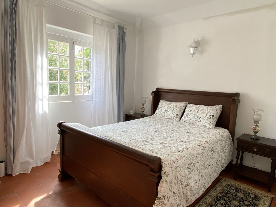 Cama de madeira robusta vitoriana