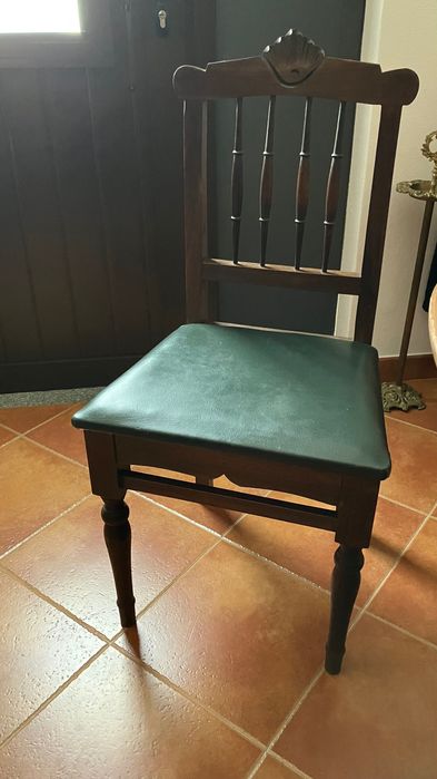 Conjunto mesa de madeira com 4 cadeiras