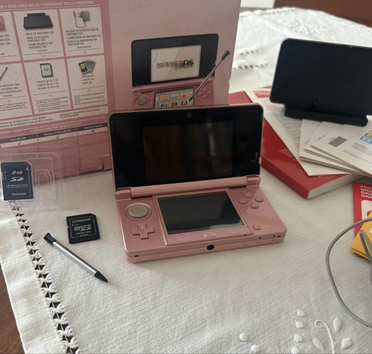 Consola Nintendo 3DS Coral Pink Desbloqueada (Full Box) + Cartão SD Extra com Desbloqueio