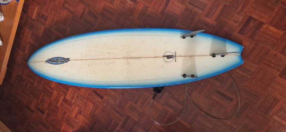 Prancha de surf short-board com capa