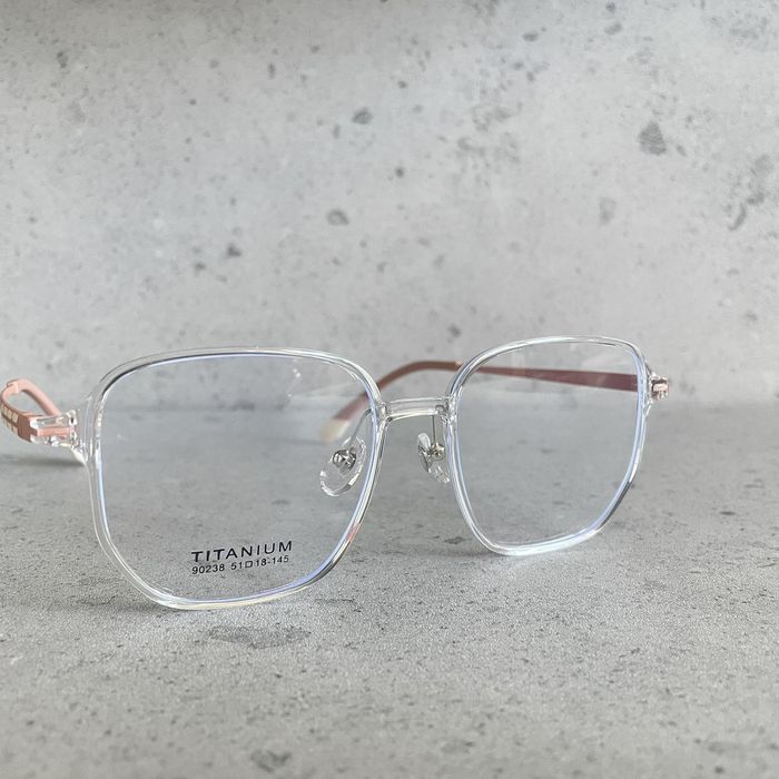 Oprawki okularowe do wymiany na szkła korekcyjne.