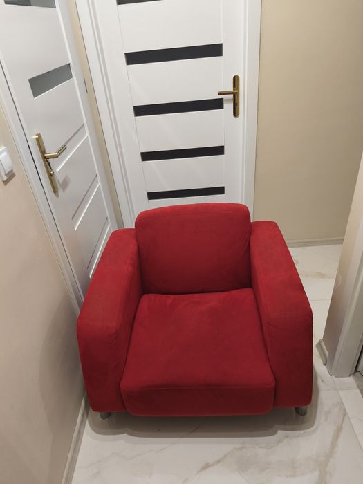 dwa czerwone fotele