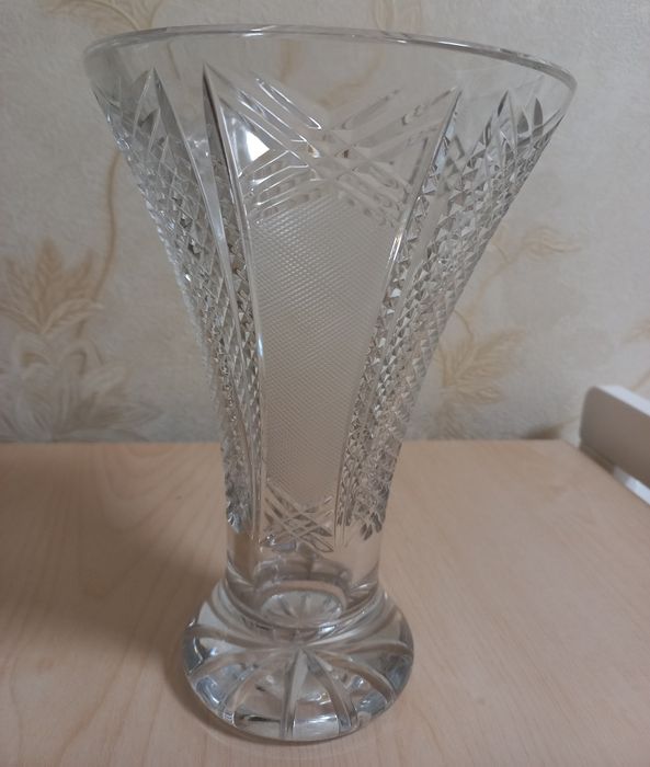Кришталева ваза для квітів