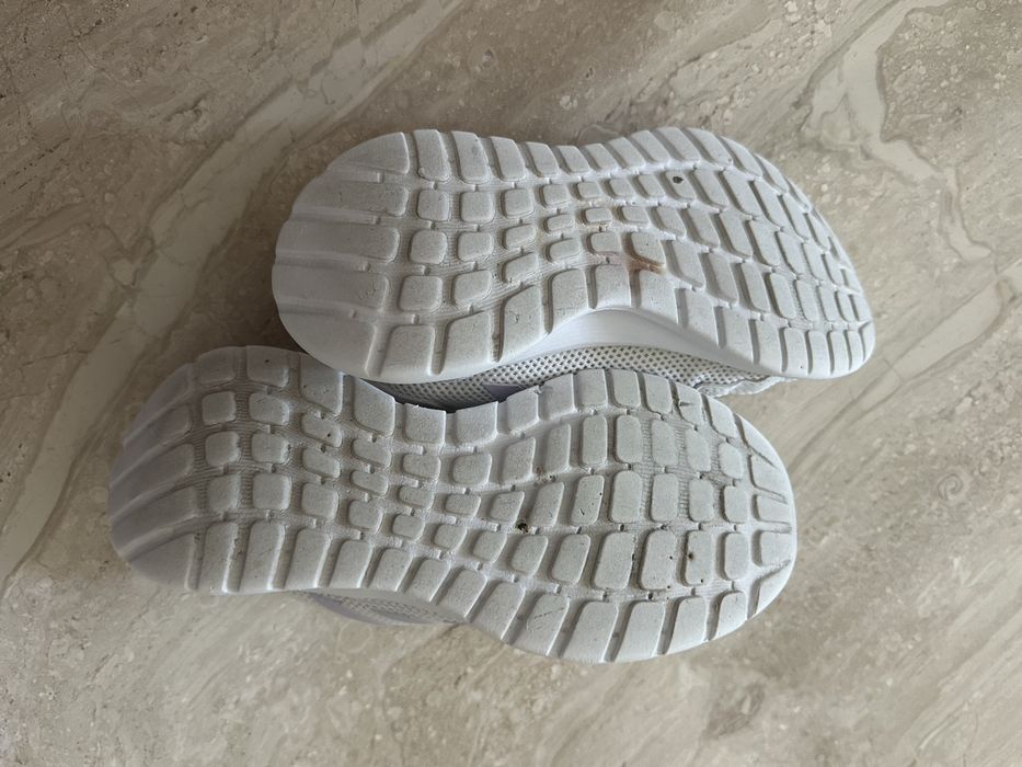 білі дитячі кросівки Adidas моделі Tensaur з зручними застібками-липучками.