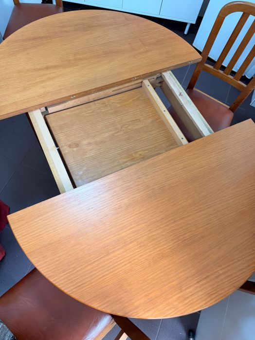 Conjunto mesa e cadeiras