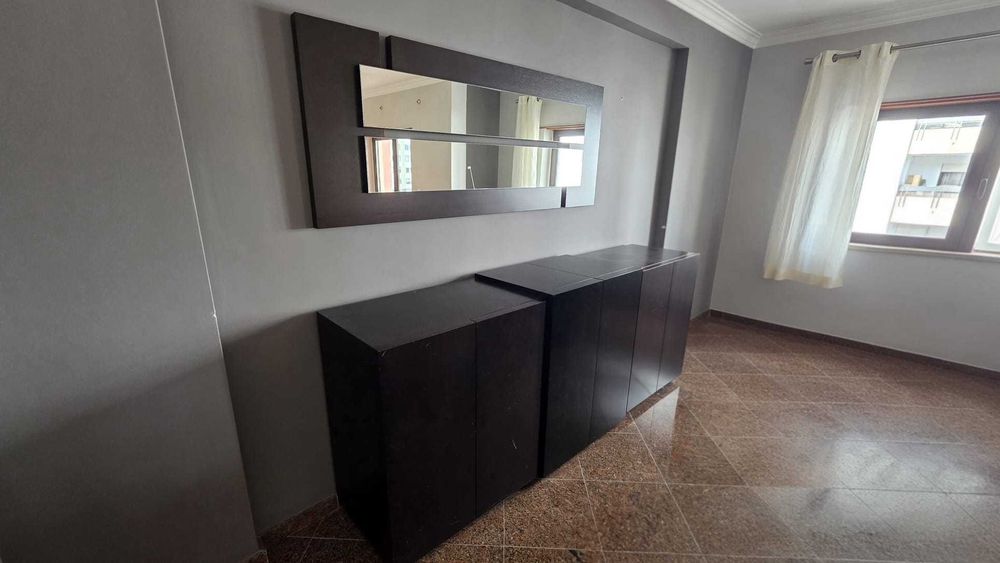 Conjunto sala jantar: mesa extensível + 6 cadeiras + aparador + espelho + base TV (madeira maciça)