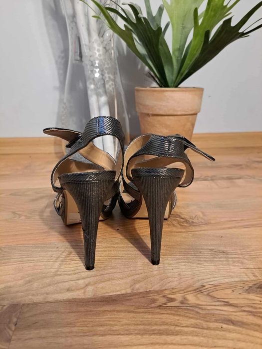 Sandały na obcasie MAD OVER HEELS czarne błyszczące rozm. 38 / 5