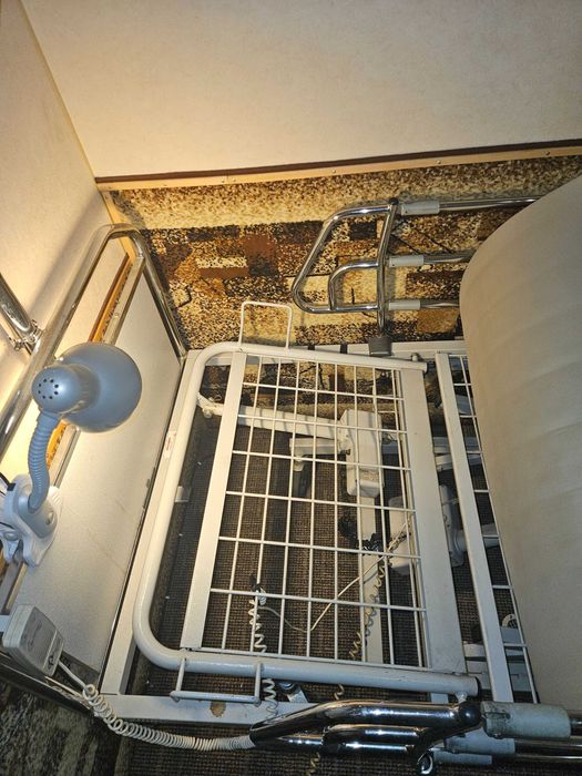 Łóżko rehabilitacyjne z materacem rurowym sterowane pilotem