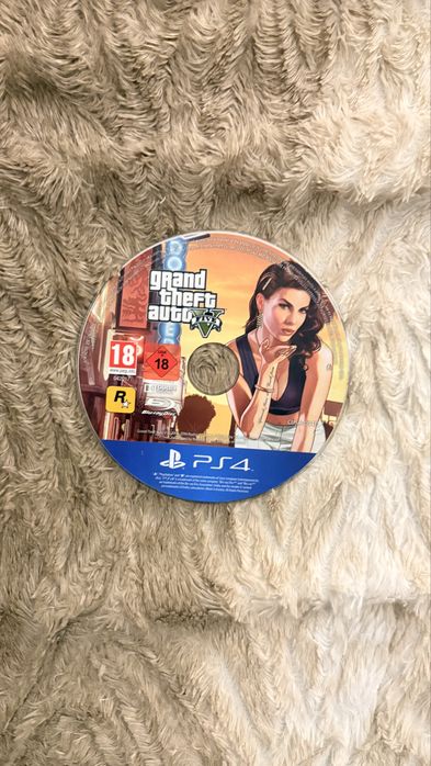 PS4 slim, com dois comandos funcionais, GTA V e fones gamer com microfone a funcionar