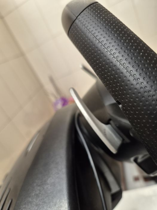Volante Thrustmaster T80 Ferrari 488 GTB completo + base suporte que permite obter o máximo conforto !!