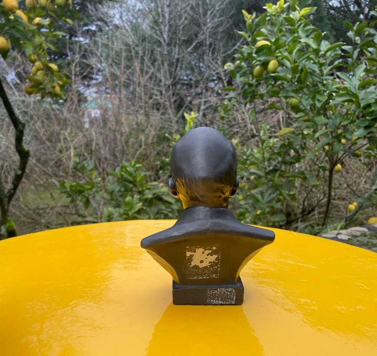 Busto de Lenine em gesso pintado