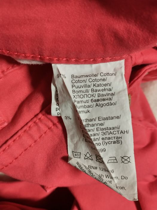 Czerwone damskie dżinsy Bonprix.