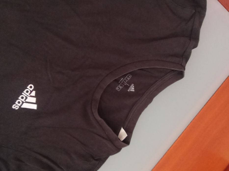 Tshirt	Adidas	Preta	Tamanho L	usada em bom estado
