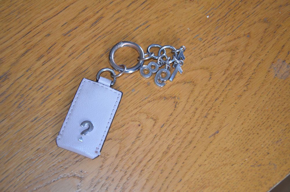 brelok/zawieszka Guess beż