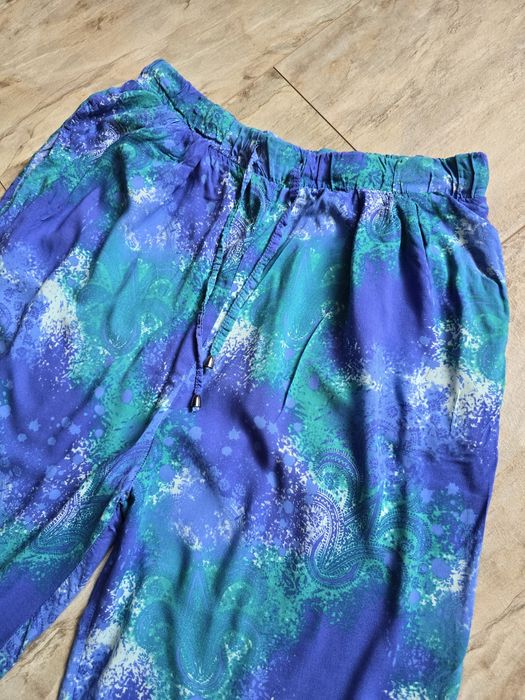 Luźne wzorzyste spodnie na lato z kieszeniami haremki