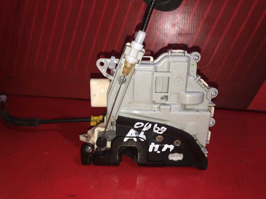 Замок дверей передньої правої Audi A6 4G C7  Седан 4 дв. 8J1837016C