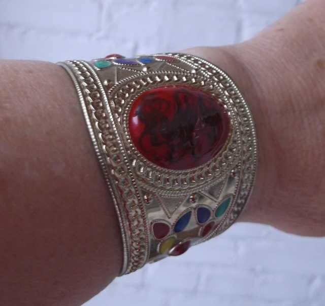 Браслеты с натуральным камнем и перламутром.