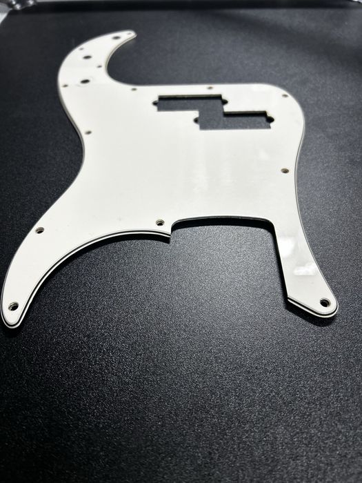 Pickguard para Fender Precison Bass