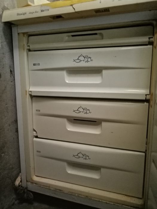 Продам морозильную камеру Snaige на запчасти или под ремонт.