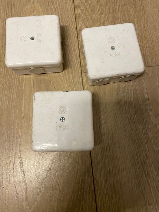 Puszki prądowe natynkowe