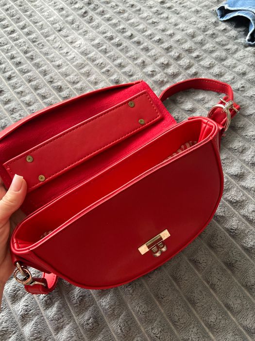 Жіноча червона сумочка