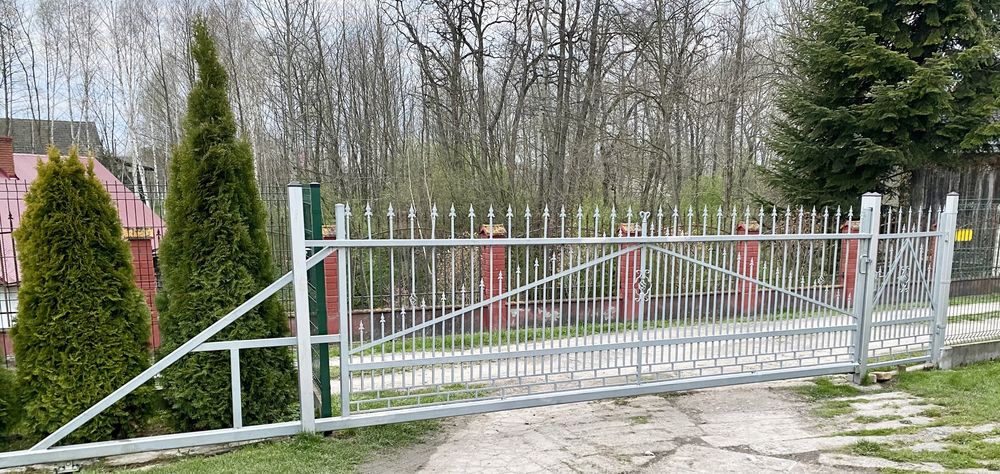 Brama wjazdowa przesuwana kuta ocynkowana z furtką